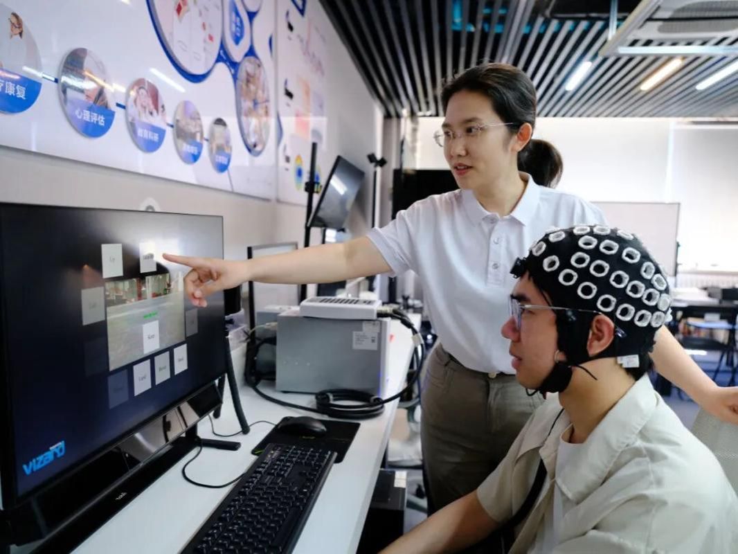 《新华每日电讯》与未知同席——天津大学迎来全国首届脑机科学与技术专业本科生